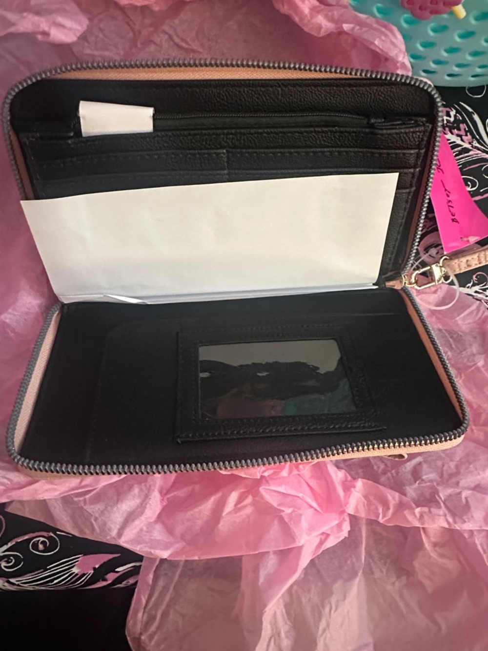 Elegant Pink Crocodile-Embossed Women's Wallet - Picture 4 of 6